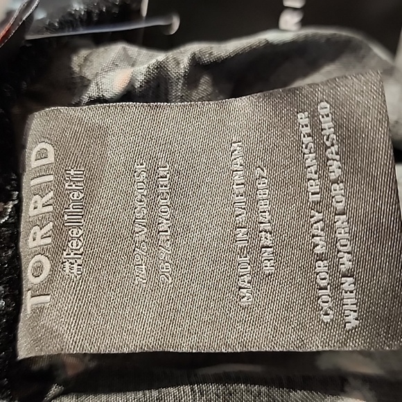 Torrid - 3.5 Inch Challis Short in Petite Paisley Deep Black & White - Picture 6 of 12